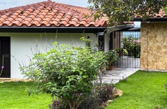 Adorable casa nueva para la venta en Los Nances, Boquete